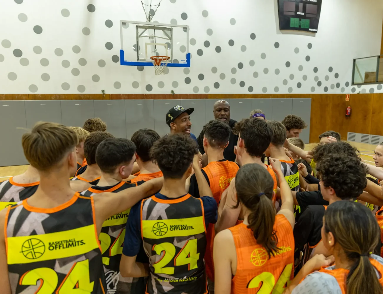 basketball-camp-barcelona-christmas-team-huddle